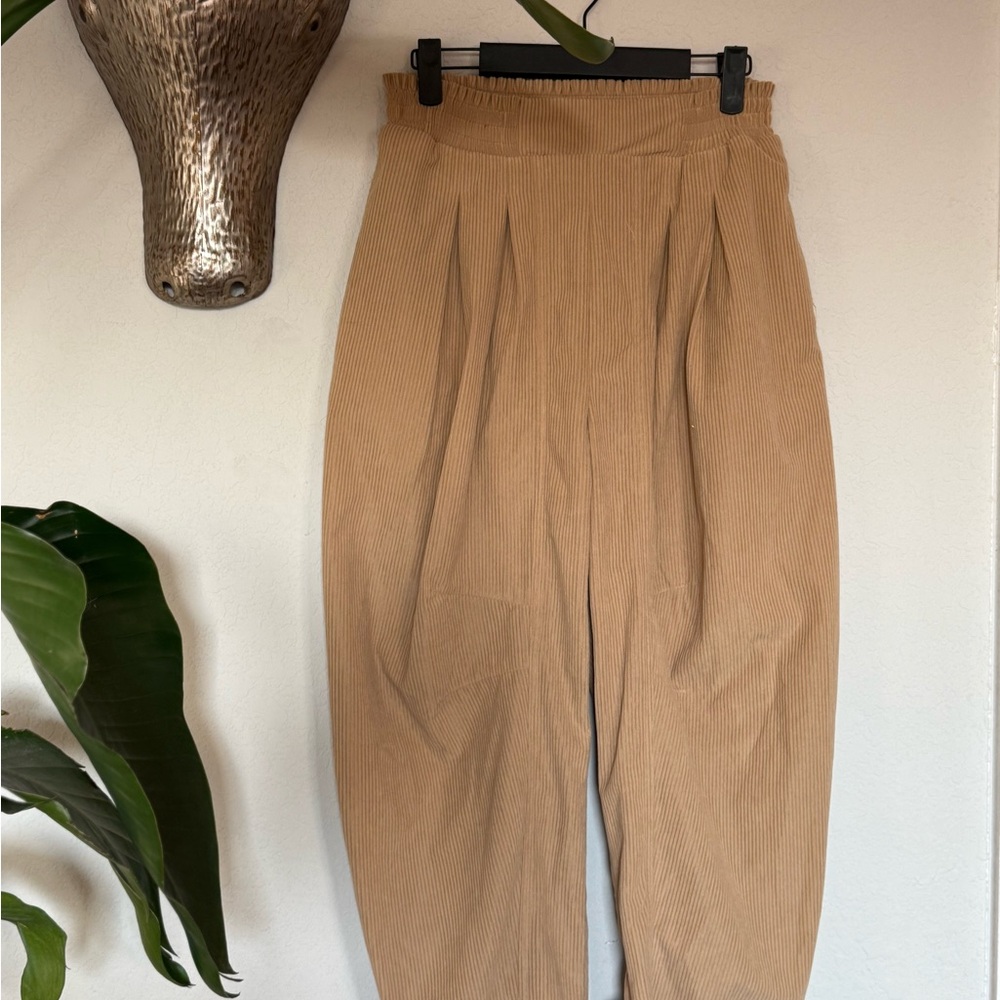 Entro barrell Corduroy Pants in Tan